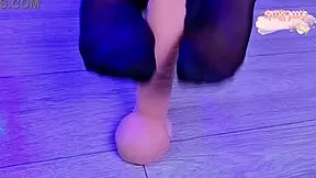 Joi Yumeko teases in pantyhose