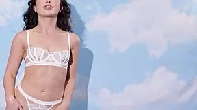 Jane Wilde's golf course striptease