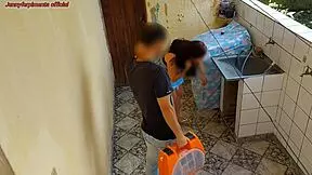 Casada trabalha enquanto marido dorme inquieta