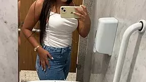 Batendo siririca no banheiro, não aguentei e me masturbei