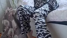 Elza Kom in nylon tights, showcasing her feet and panty fetish