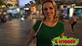Lara invitada a gusta de su familiar permanente